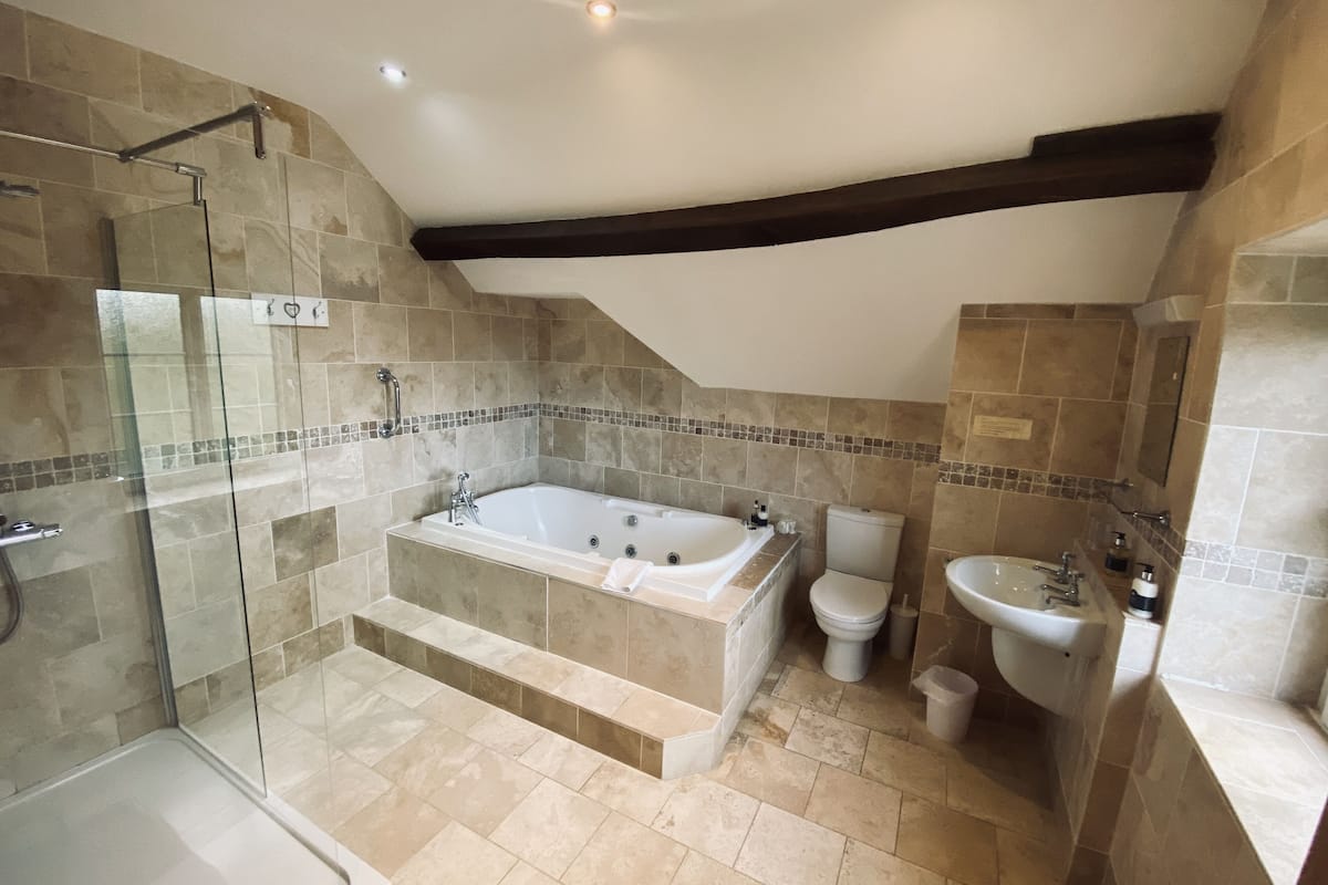 executive suite | bathroom | free toiletries, hair dryer, towels