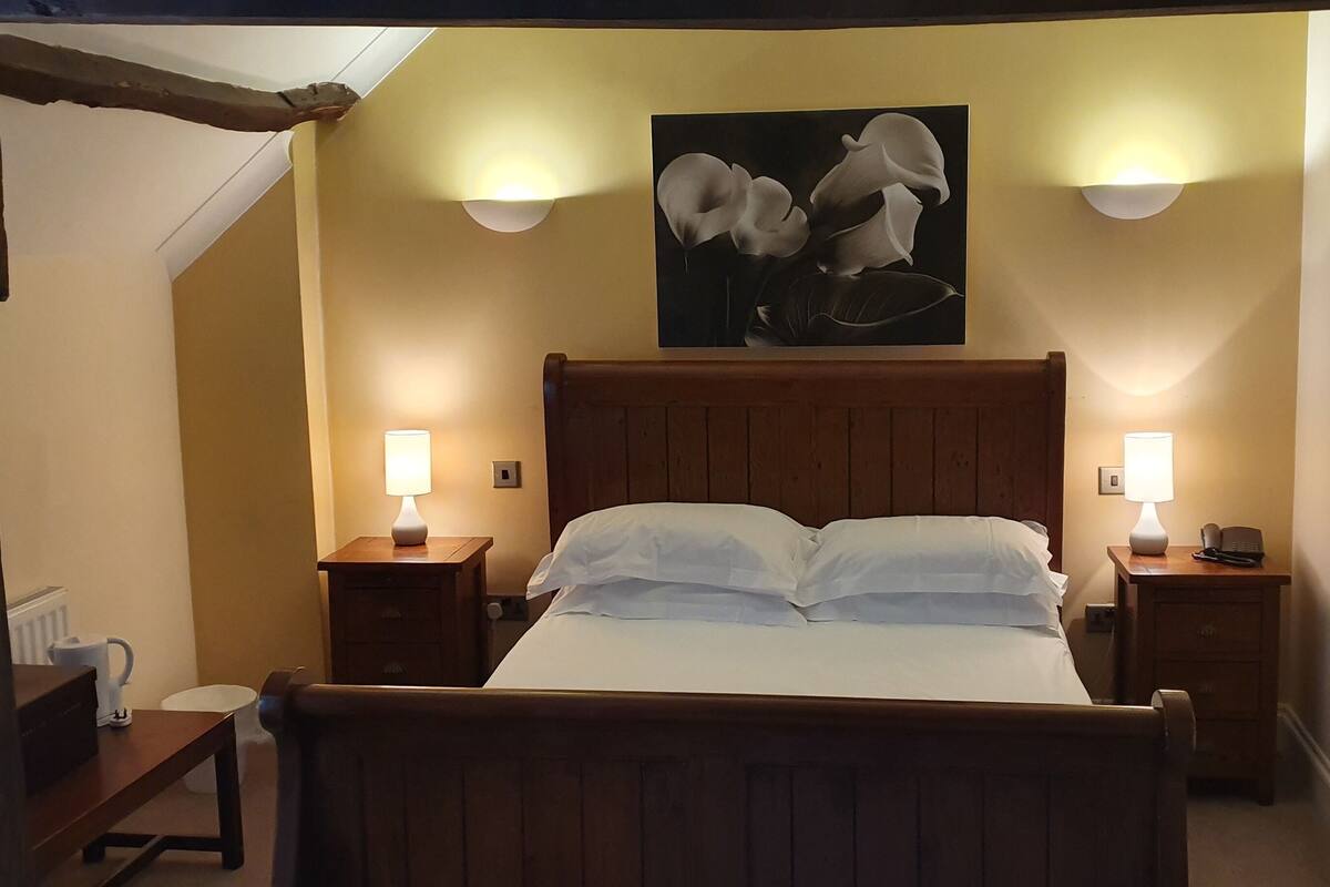 Suite ejecutiva | Tabla de planchar con plancha, wifi gratis y ropa de cama 