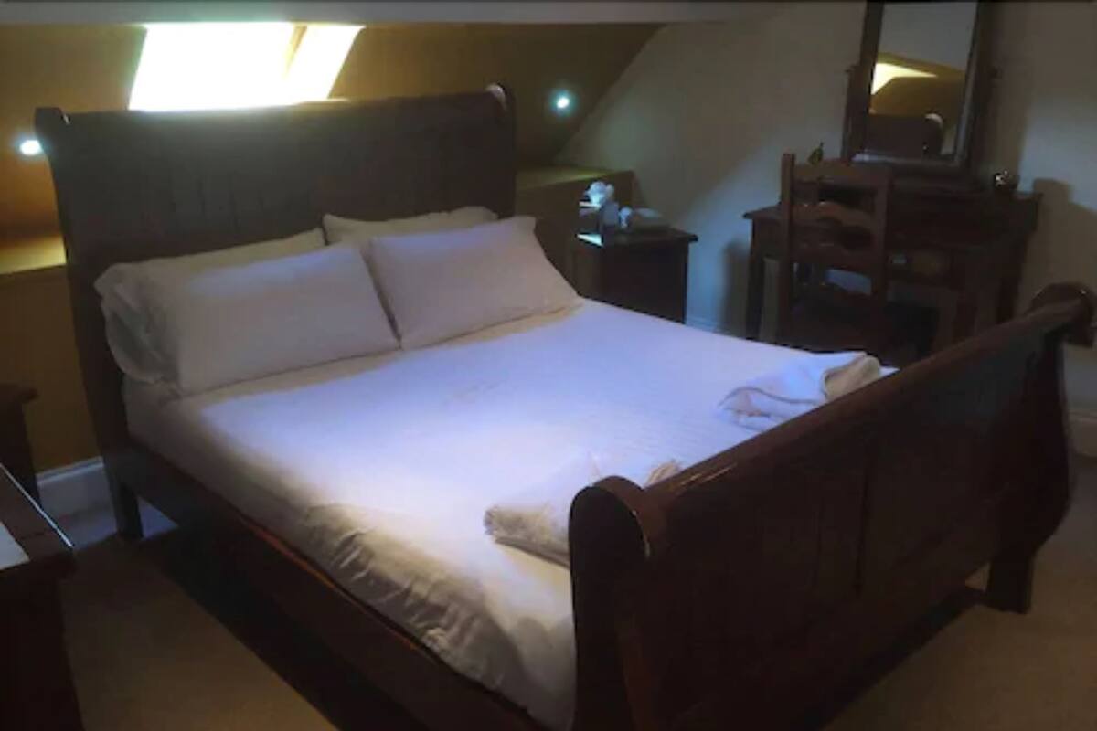 Tabla de planchar con plancha, wifi gratis y ropa de cama 