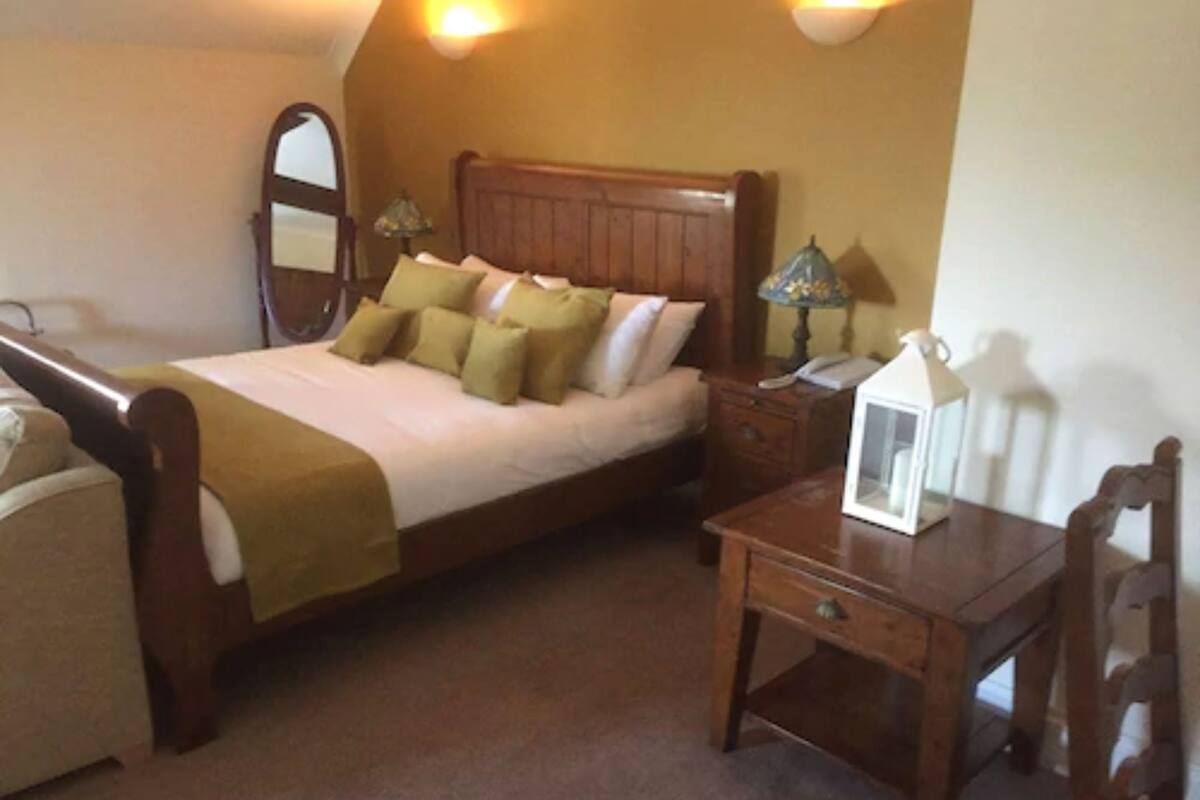 Suite superior | Tabla de planchar con plancha, wifi gratis y ropa de cama 