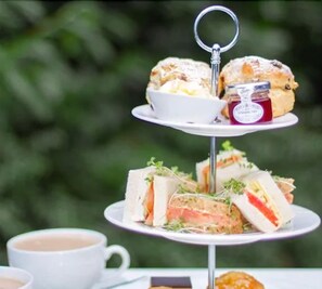 Outdoor dining - The Old Rectory Country Hotel (Crickhowell)