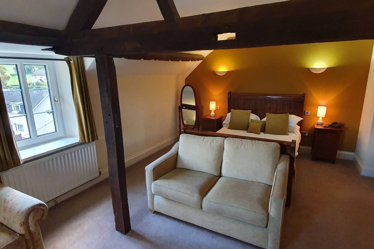 executive suite | iron/ironing board, free wifi, bed sheets