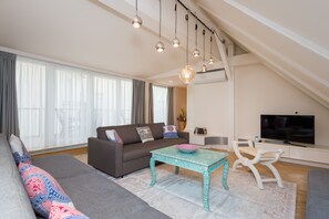 อพาร์ทเมนท์, 3 ห้องนอน (Jilska 10/11) | บริเวณนั่งเล่น | ทีวีจอแบน