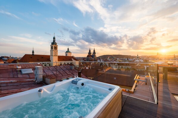 Premium bedding, in-room safe, individually furnished, desk - Empirent Rooftop Collection (Prague)