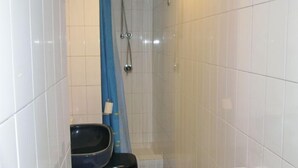 Apartemen, 1 kamar tidur | Kamar mandi | Shower, perlengkapan mandi gratis, pengering rambut, dan handuk
