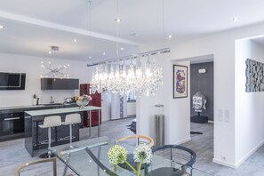 Superior Apartment | Private kitchen | Full-sized fridge, microwave, oven, stovetop - Design-Studiowohnung in Gütersloh (Guetersloh)