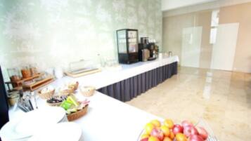 Frukostbuffé varje dag (EUR 14 per person)