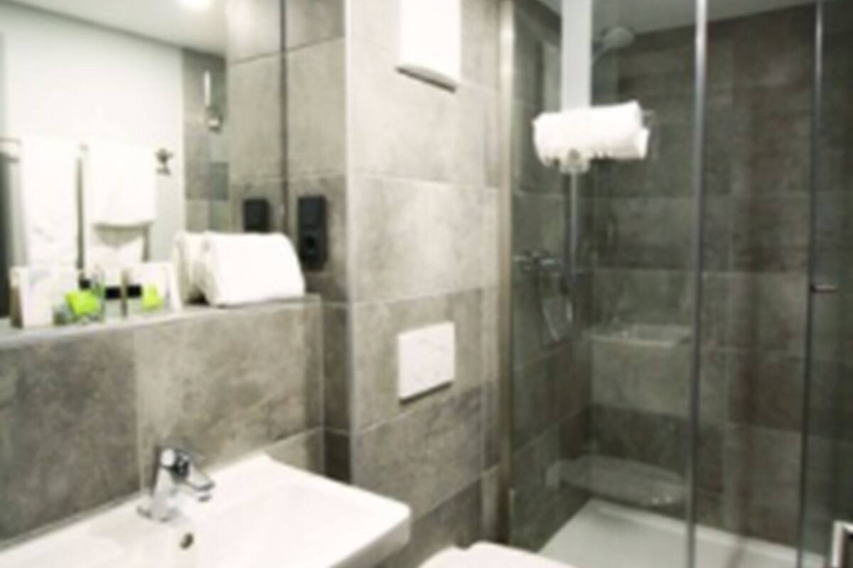 shower, free toiletries, towels