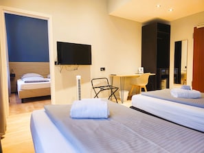 Minibar, escritorio, insonorización y tabla de planchar con plancha