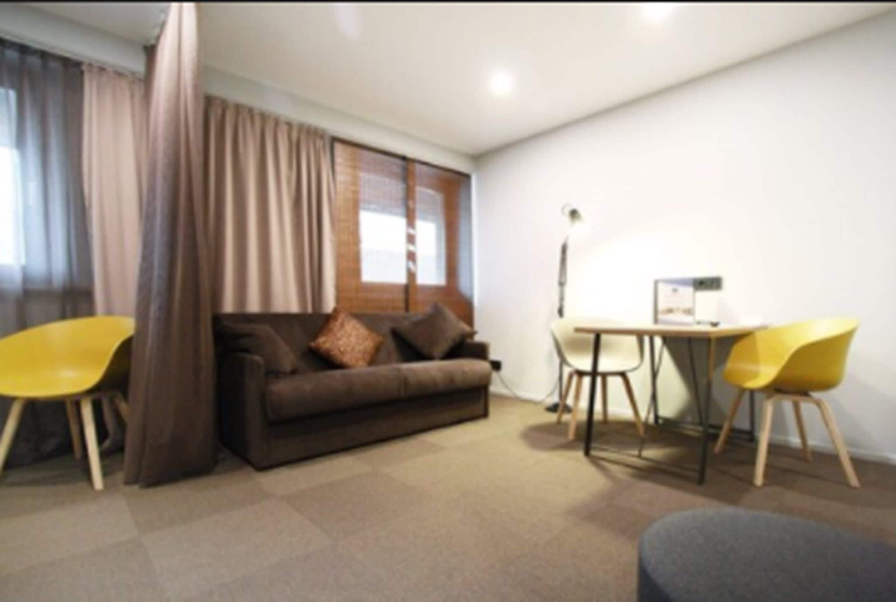 minibar, desk, soundproofing, iron/ironing board