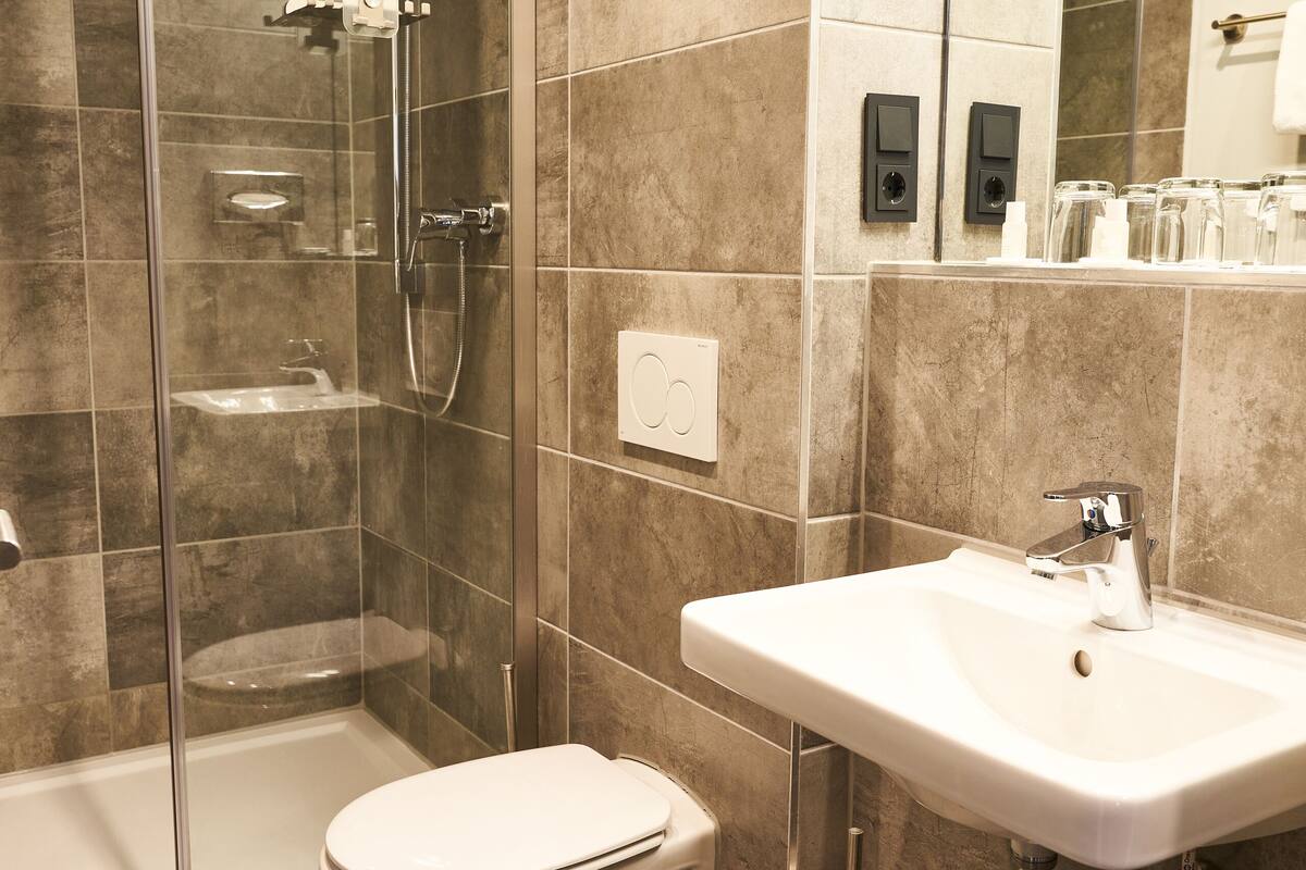 shower, free toiletries, towels