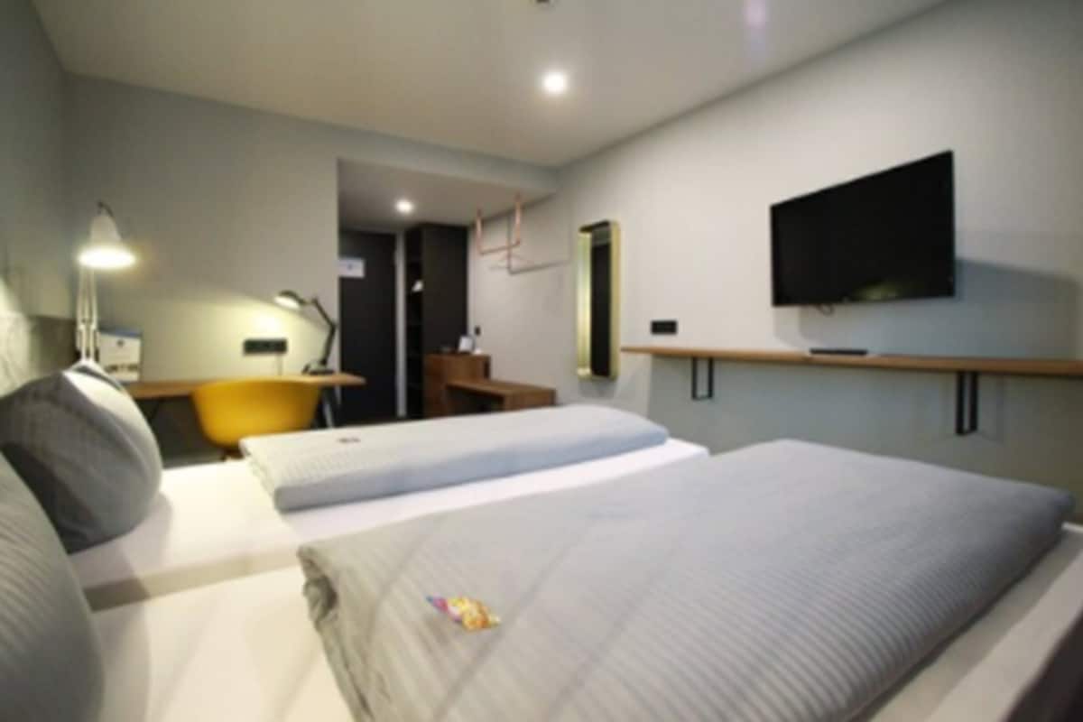 Minibar, meja kerja, kedap suara, dan setrika/meja setrika