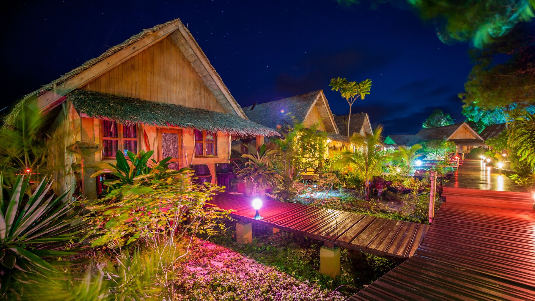 Standard Bungalow | Desk, blackout drapes, WiFi (free), individually decorated