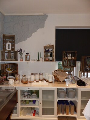 Petit déjeuner buffet (8.00 EUR par personne)