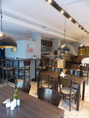 供应早餐和晚餐，德国菜