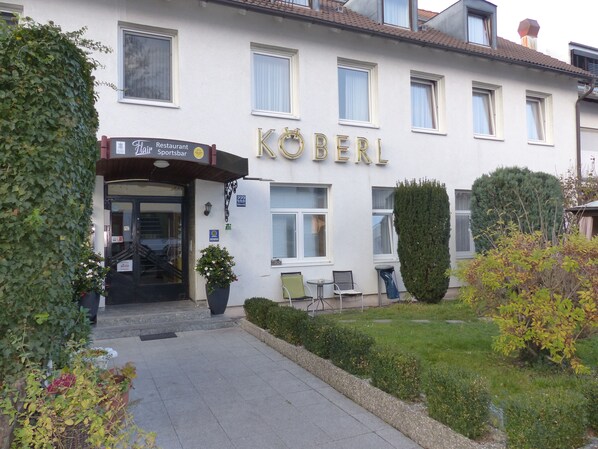 Un edificio con el nombre "KÖBERL" bien visible.