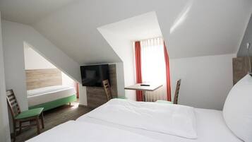 Dreibettzimmer, eigenes Bad | Schreibtisch, kostenloses WLAN, Bettwäsche