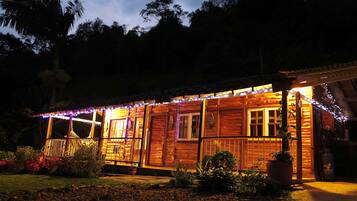 Fachada de la propiedad por la tarde o noche