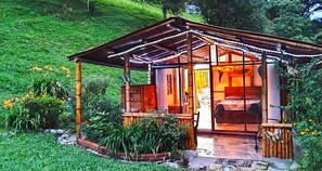 Suite estudio panorámica | Camas con pillow-top, decoración personalizada y muebles diferentes 