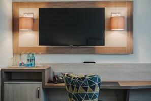 Minibar, caja de seguridad en la habitación y escritorio 