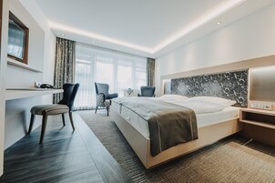 Quarto casal luxo, sacada | Frigobar, cofres nos quartos, escrivaninha