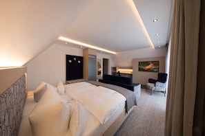 Deluxe Double Room, Balcony | Minibar, in-room safe, desk, laptop workspace - Hotel Graf Bentinck (Varel)