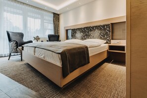Habitación Deluxe doble, balcón | Minibar, caja fuerte, escritorio y espacio para trabajar con un portátil