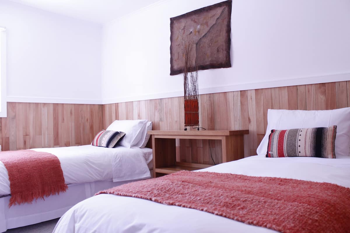 Chambre Standard avec lits jumeaux, 2 lits une place | Fer et planche à repasser, lits bébé (gratuits)