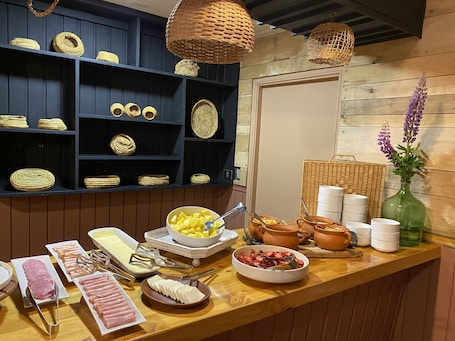 Free daily buffet breakfast. Hotel Aquaterra