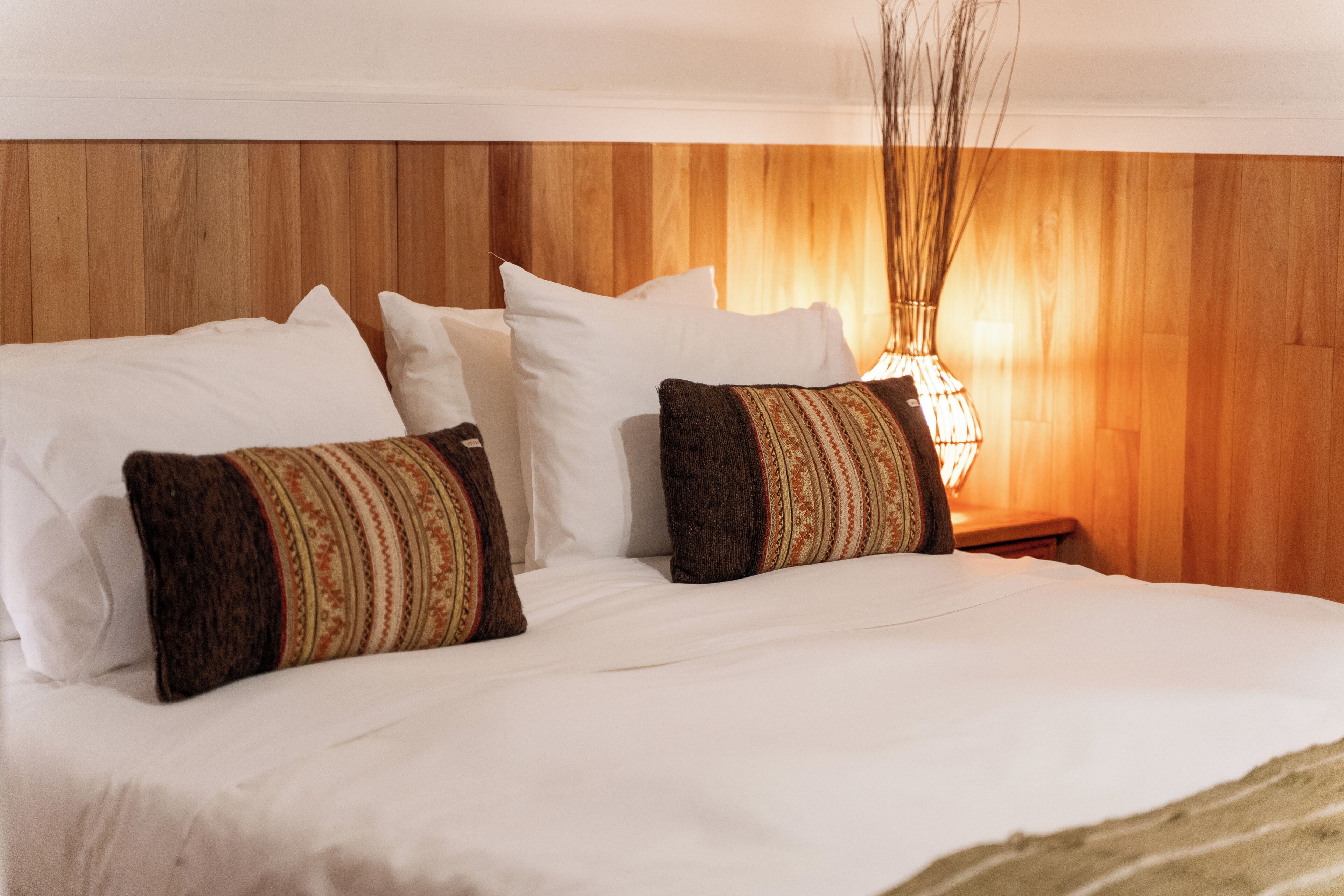 Ropa de cama de alta calidad y tabla de planchar con plancha 