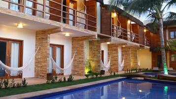 Piscina externa, funciona das 9h30 às 20h30, espreguiçadeiras