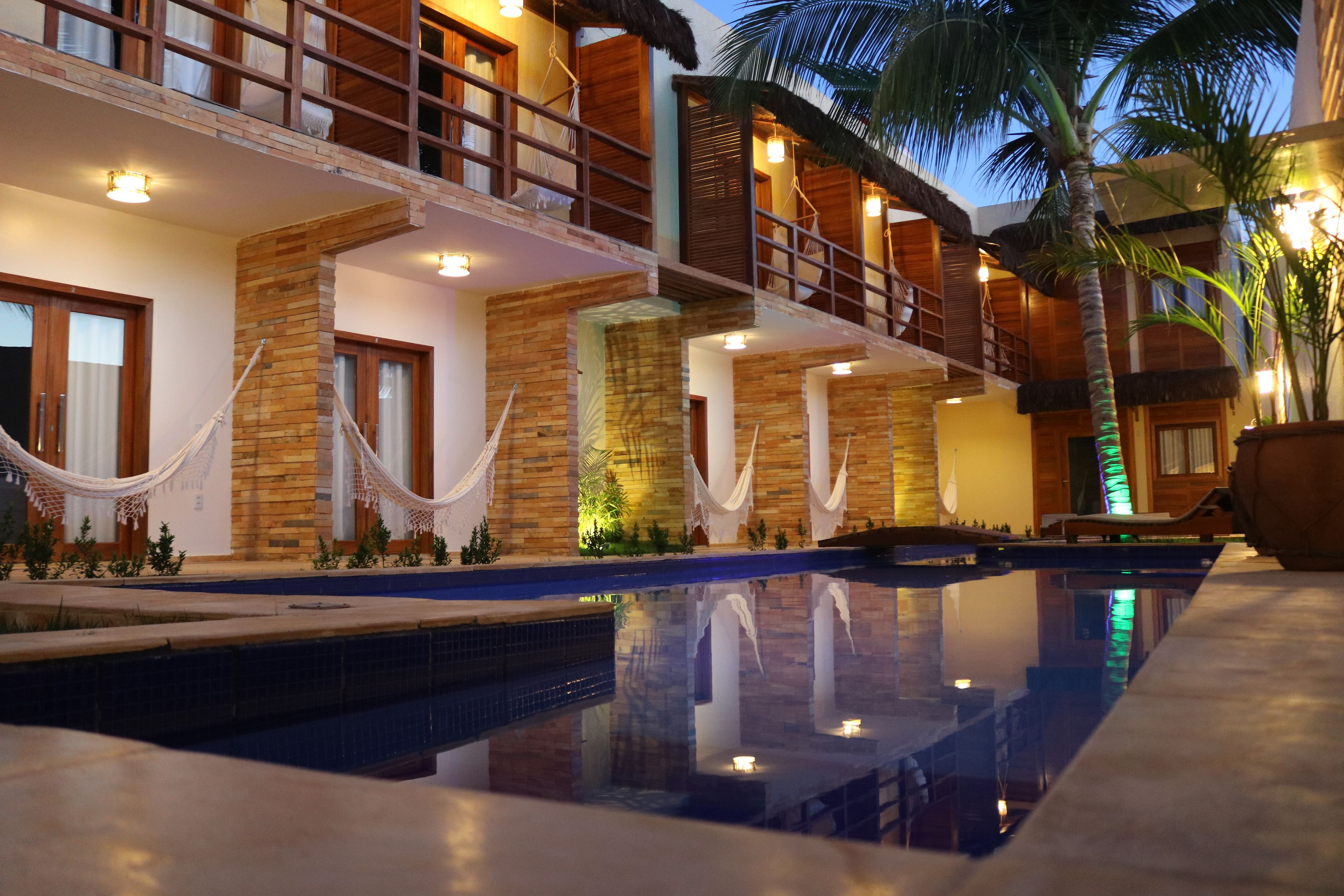 Hồ bơi ngoài trời, mở cửa từ 9:30 đến 20:30, ghế dài tắm nắng 