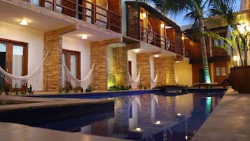 Piscine extérieure, chaises longues