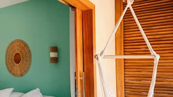 Quarto superior, varanda | Frigobar, cofres nos quartos, escrivaninha, cortinas blackout