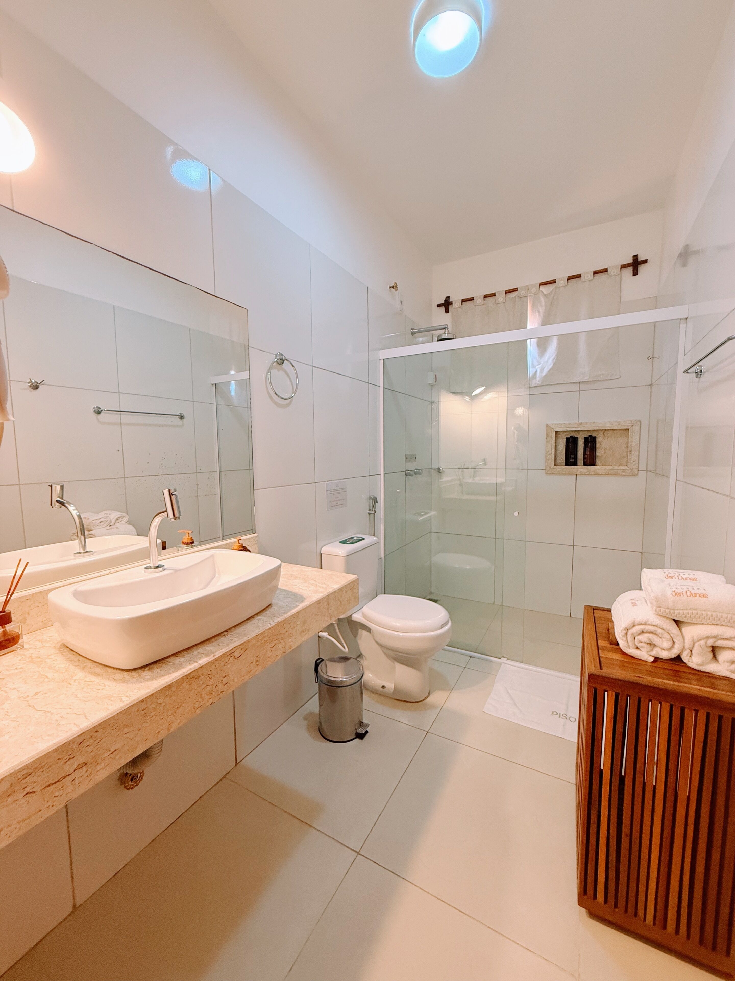 Family Room (Superior) | Bathroom | Shower, free toiletries, hair dryer, towels