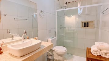 Family Room (Superior) | Bathroom | Shower, free toiletries, hair dryer, towels