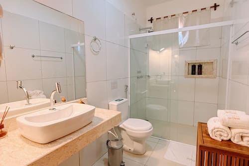 Quarto família (Superior) | Banheiro | Chuveiro, produtos de toalete grátis, secador de cabelo