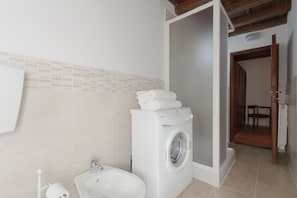 Appartamento (Borgo San Jacopo 21, Florence) | Bagno | Doccia, asciugamani