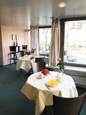 Sarapan bufet setiap hari (EUR 5 seorang) 