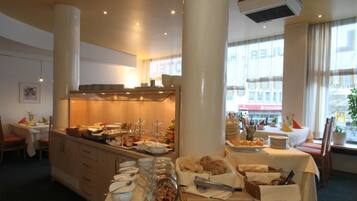 Petit déjeuner buffet servi tous les jours en supplément