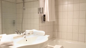Basic Double Room, City View | Bathroom | Free toiletries, hair dryer, towels - Hotel Euler Haus (Wetzlar)