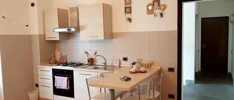 Apartment, 1 Bedroom | Private kitchenette | Full-size fridge, microwave, oven, stovetop