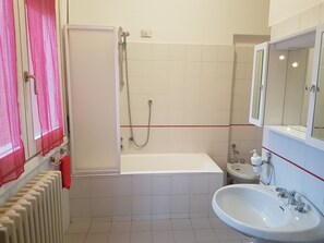 Apartment, 1 Schlafzimmer | Badezimmer | Haartrockner, Bidet, Handtücher