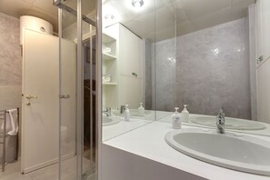 Apartment, 1 Bedroom (Via Ricasoli 8, Florence) | Bathroom | Shower, towels - Vista Duomo Apartments by Home Sharing (Florence)