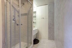 Apartment, 1 Bedroom (Via Ricasoli 8, Florence) | Bathroom