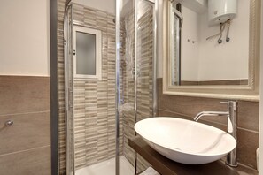 Studio (Via De Macci 31, Florence) | Badkamer | Een douche, handdoeken