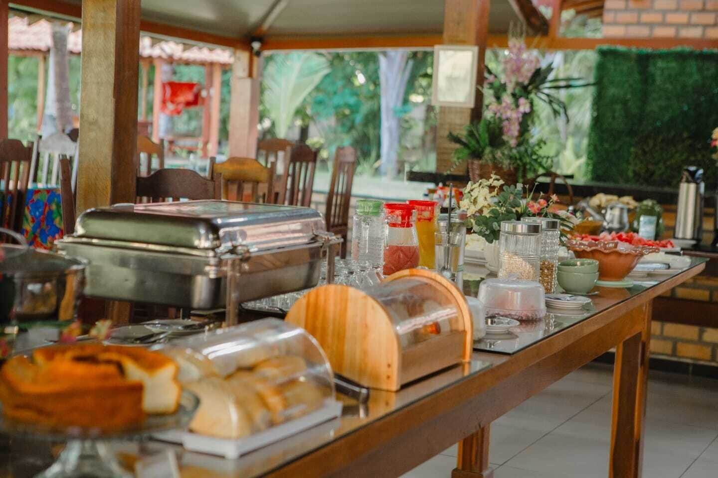Café da manhã com buffet grátis durante a semana