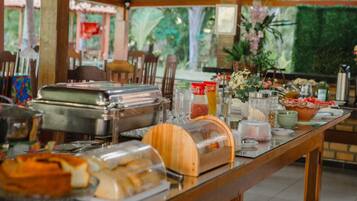 Café da manhã com buffet grátis durante a semana