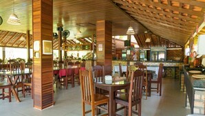 A restaurant with wooden furniture and a high ceiling. - Portal do Sol Lençóis Pousada (Barreirinhas)