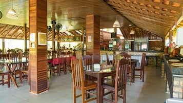 Café da manhã com buffet grátis durante a semana